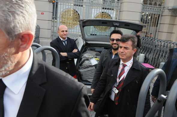 Tarkan Türkiyəni tərk edir  - FOTO